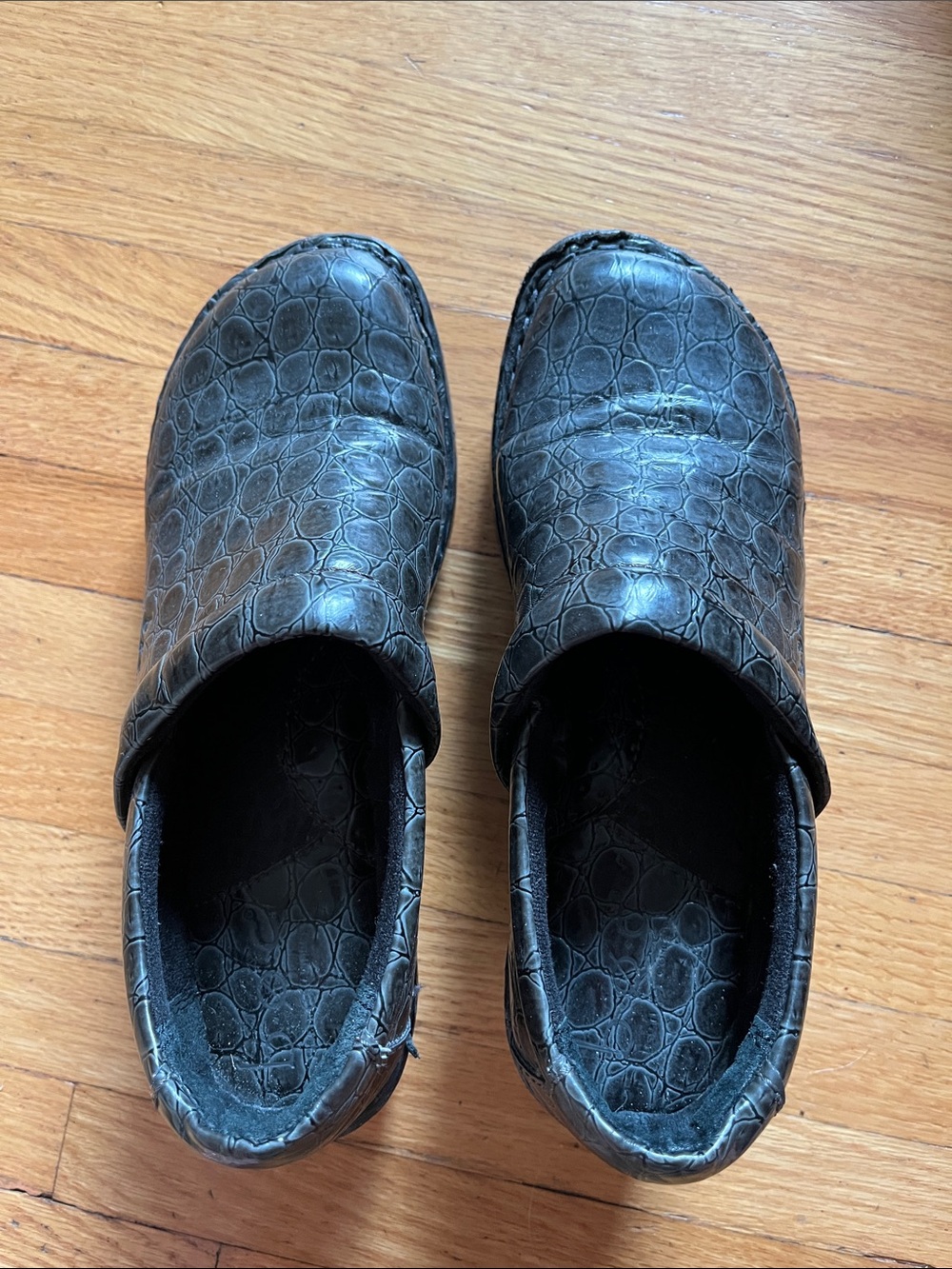 BOC Women’s Black and gray Croc-Embossed Slip-On shoes 7/38